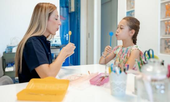 Znaczenie ćwiczeń stymulujących aparat mowy w terapii logopedycznej