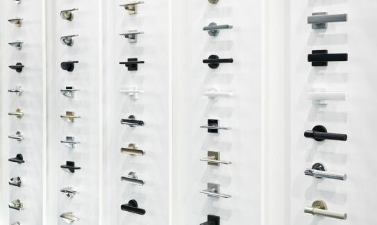 Różnorodność materiałów używanych w produkcji uchwytów do mebli