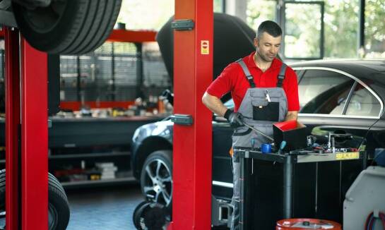 Czym różnią się przeglądy bieżące od okresowych w kontekście serwisu samochodowego?