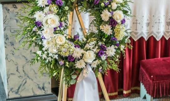 Jak zakłady pogrzebowe dostosowują ceremonie do osobowości zmarłego?