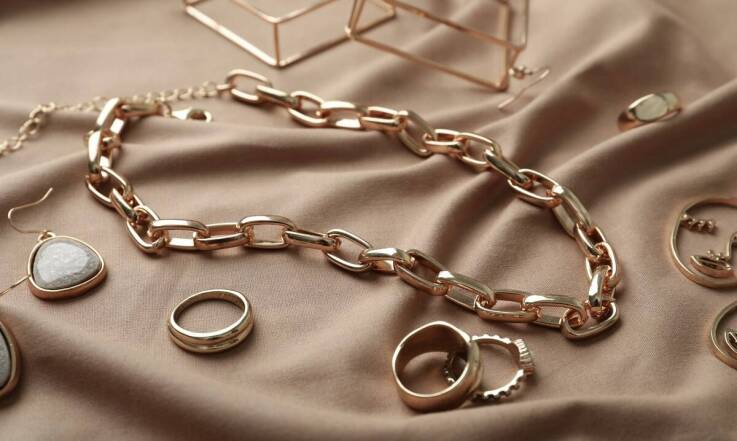 Srebrna biżuteria a alergie: bezpieczeństwo tanich produktów