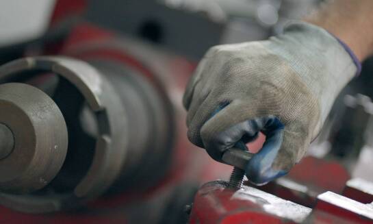 Czym różni się regeneracja przegubów napędowych od ich wymiany?