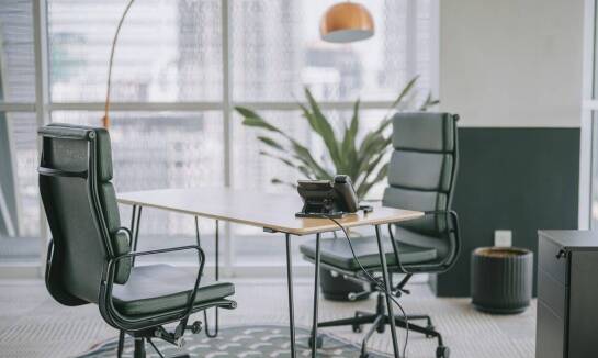 Jakie czynniki wpływają na wybór systemu klimatyzacji dla firmy?