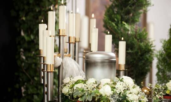 Tworzenie dekoracji urn i trumien: Elegancja i szacunek dla zmarłego