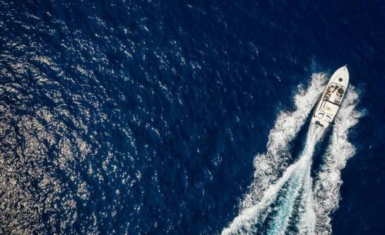 Kitesurfing czy windsurfing – która dyscyplina lepiej odpowiada twoim potrzebom?