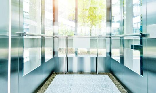 Jak podnośniki dla niepełnosprawnych mogą przyczynić się do likwidacji barier architektonicznych?