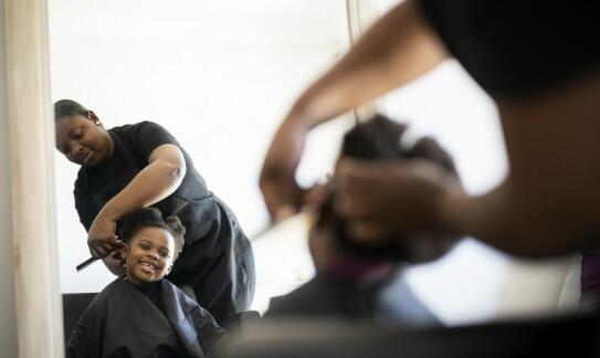 Jakie są korzyści z wyboru fryzjera, który regularnie szkoli swój personel?