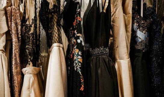 Suknie wieczorowe na miarę a sezonowe zmiany trendów modowych