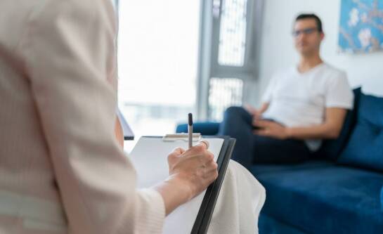 Jak psychiatrzy wspierają pacjentów z psychozami?