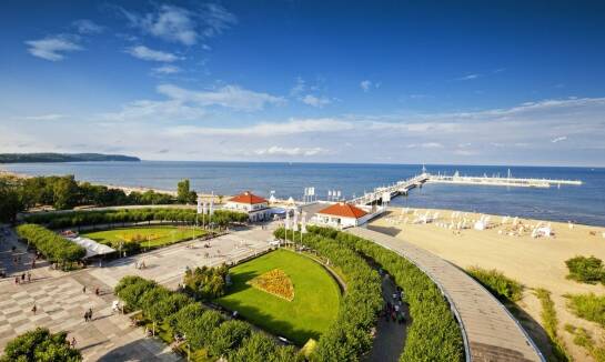 Dlaczego warto wybrać noclegi z wyżywieniem i dostępem do placu zabaw nad morzem?