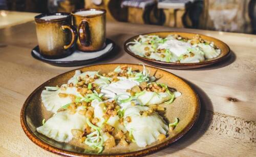 Tradycyjne polskie potrawy, które zaskoczą podróżnych na trasie Kraków-Warszawa