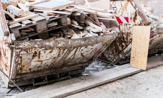 Jak zapewnić terminowy wywóz odpadów budowlanych?