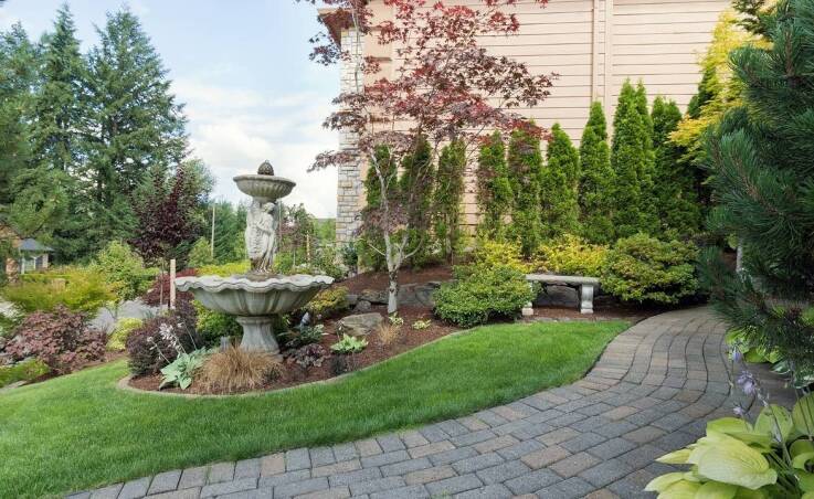 Jak granitowe posągi mogą wzbogacić wygląd ogrodu?