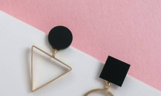 Moda na minimalizm: kolczyki kółka małe srebrne w roli głównej