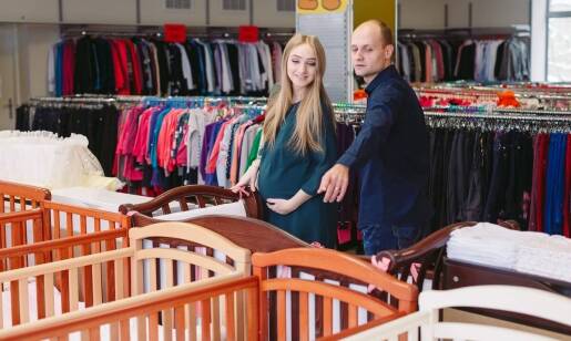 Nowoczesne wzory na eleganckich sukienkach ciążowych – co jest na topie?