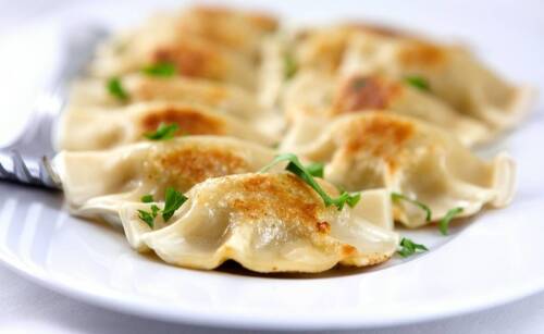 Jakie nietypowe farsze do pierogów można spotkać w restauracjach pod Tatrami?