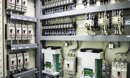 Jakie są zalety stosowania kompensacji mocy biernej w elektroenergetyce przemysłowej?