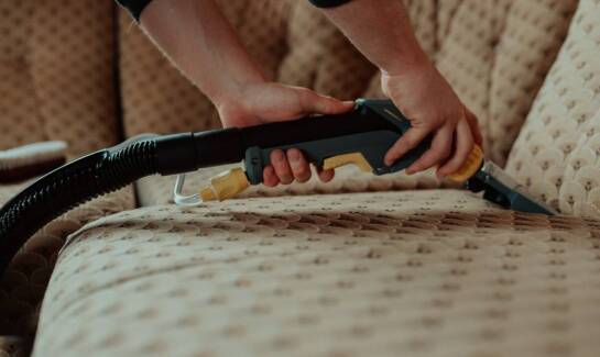 Co warto wiedzieć przed zleceniem czyszczenia dywanu na sucho?