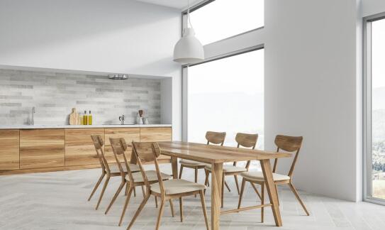 Stoły dębowe z litego drewna jako inwestycja w trwałość i estetykę