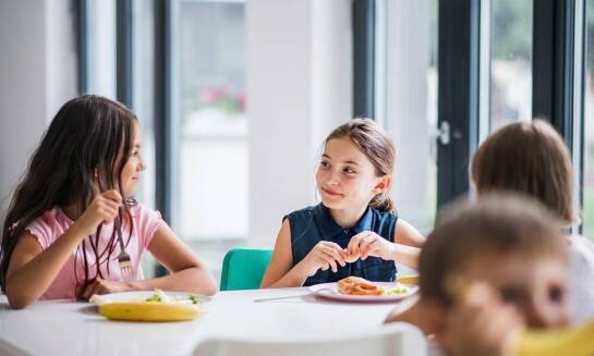 Specjalne menu dla dzieci w ofercie cateringowej - jak zadbać o najmłodszych gości?