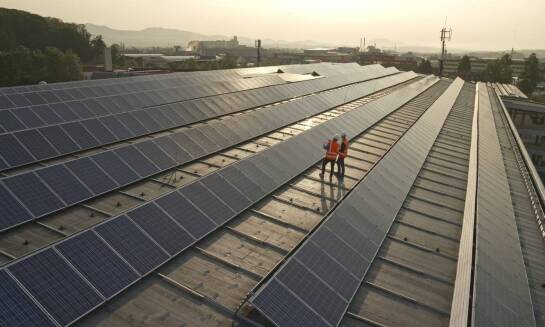 Przemysłowe instalacje fotowoltaiczne: Kluczowe czynniki sukcesu w realizacji projektów na dużą skalę