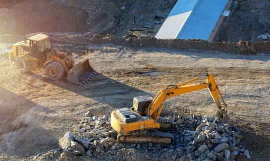 Czy warto korzystać z usług lokalnej firmy przy likwidacji szkód maszyn budowlanych?