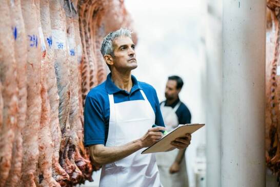 Rola szkoleń BHP w pracy w przetwórstwie mięsnym