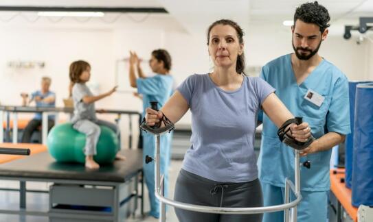 Jakie metody rehabilitacyjne stosuje się przy bólach kręgosłupa?