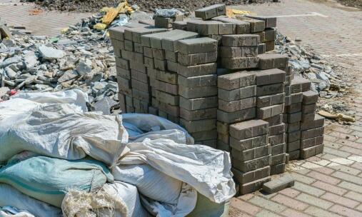 Jak dobrać odpowiednie materiały budowlane do specyficznych potrzeb projektu?