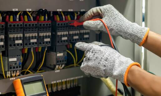Jak elektryk w Krzeszowicach może pomóc w modernizacji systemów elektrycznych?