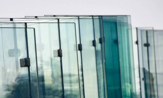 Wpływ paneli szklanych na optyczne powiększenie pomieszczeń