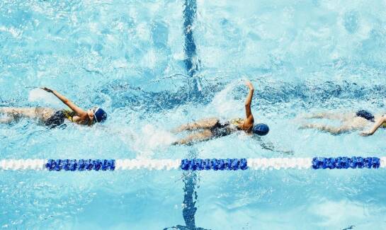 Jakie są różnice między indywidualną a grupową nauką pływania?