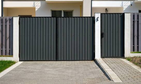 Jakie wyzwania stawia przed serwisem nowoczesna technologia bram przemysłowych?