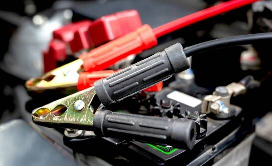 Jak specyfikacje techniczne wpływają na wybór akumulatora?