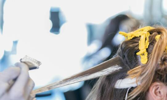 Keratynowe przedłużanie włosów a zdrowie naturalnych pasm
