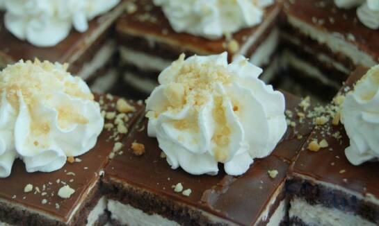 Różnorodność smaków w ofercie hurtowni cukierniczych – co warto wypróbować?