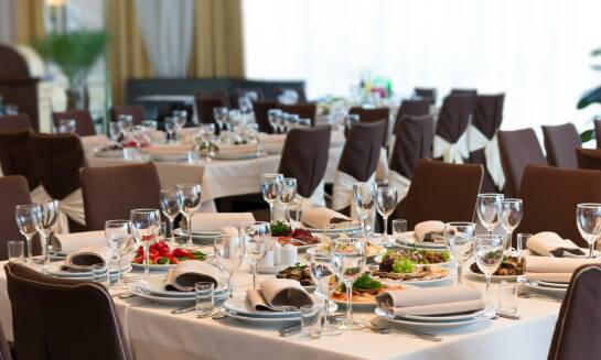 Jak zorganizować przyjęcie urodzinowe z cateringiem, które oczaruje wszystkich?