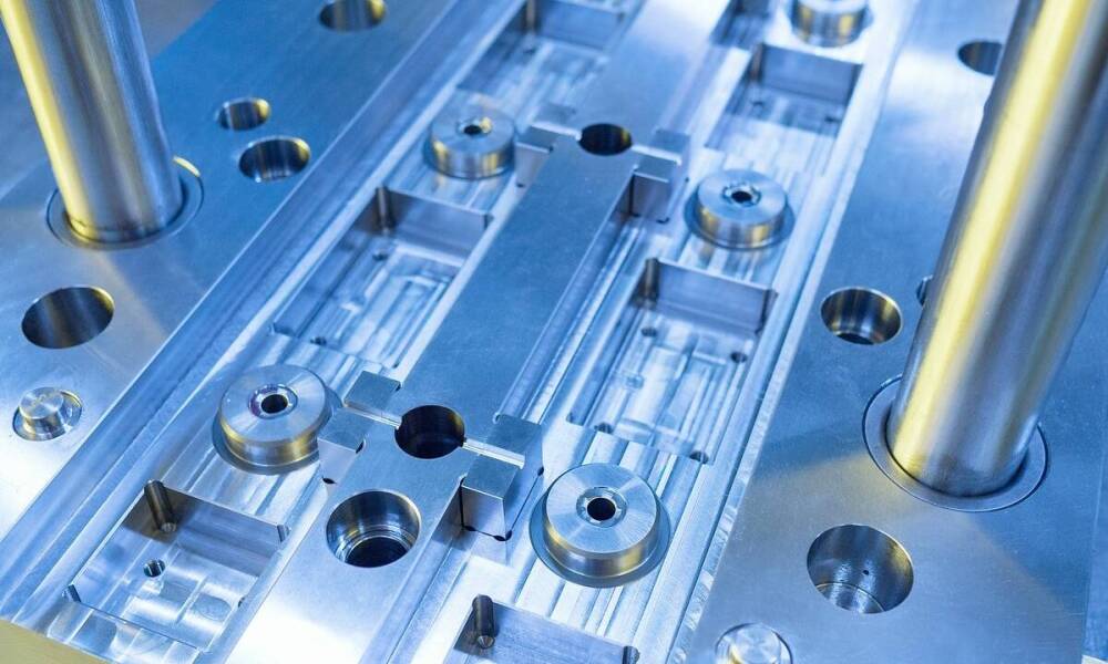 Precyzyjna obróbka metali - co oznacza dla jakości form wtryskowych?