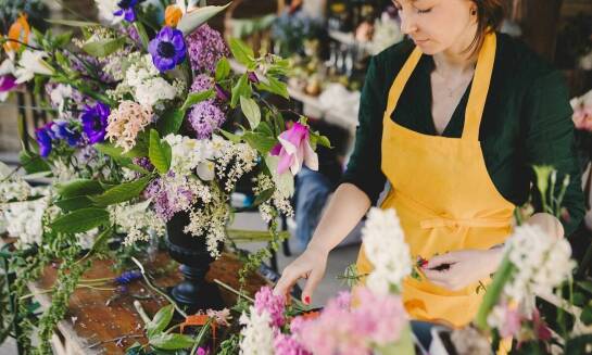 Jak centrum florystyczne wspiera rozwój zawodowy florystów?
