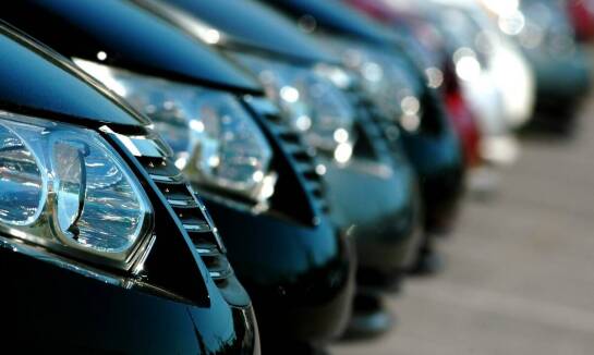 Jakie są kluczowe różnice między zakupem auta na aukcji a w salonie?