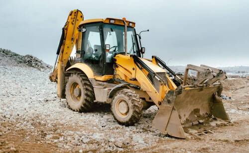 Dlaczego warto postawić na wynajem koparko-ładowarki przy dużych projektach?