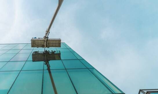 Mini żuraw jako kluczowy element w montażu ciężkich tafli szkła