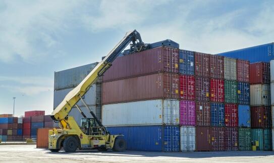 Jakie wyzwania stawia transport międzynarodowy koparek?