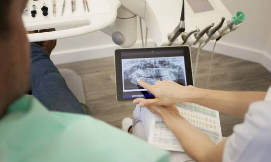 Zalety stosowania cyfrowej technologii w planowaniu implantacji stomatologicznej