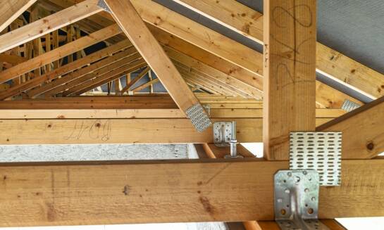 Rola trójnogów i głowic krzyżowych w systemach szalunków stropowych