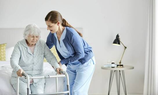 Jak przygotować starszą osobę do przeprowadzki do domu opieki?