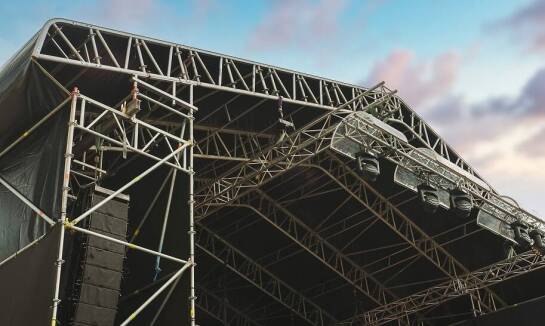 Jak przebiega budowa sceny plenerowej?