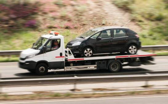 Jakie wyzwania napotyka pomoc drogowa przy transporcie dużych pojazdów?