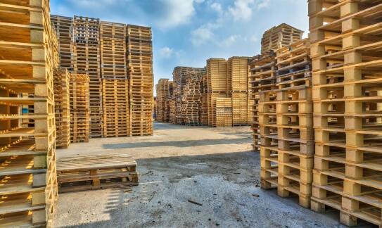 Jakie są zalety współpracy z producentem skrzyniopalet drewnianych?