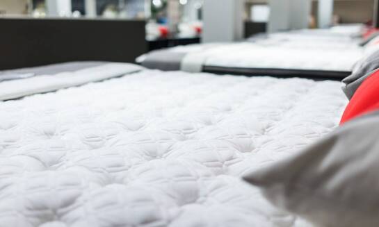 Czym różni się materac kieszeniowy 160x200 od materaca piankowego?